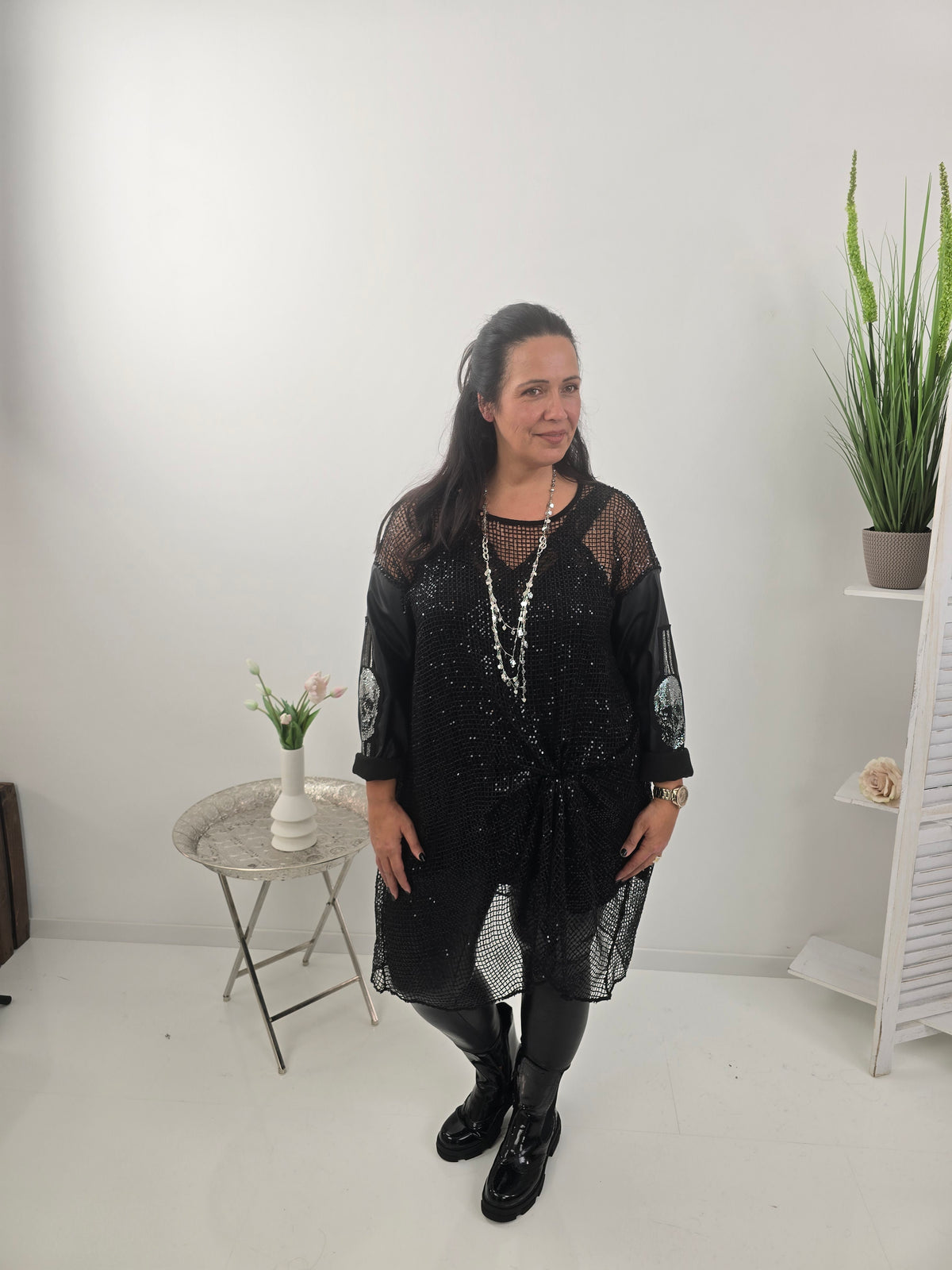 Ausgefallenes Shirt in klassischem Schwarz mit markanter Netzoptik (40-48 )