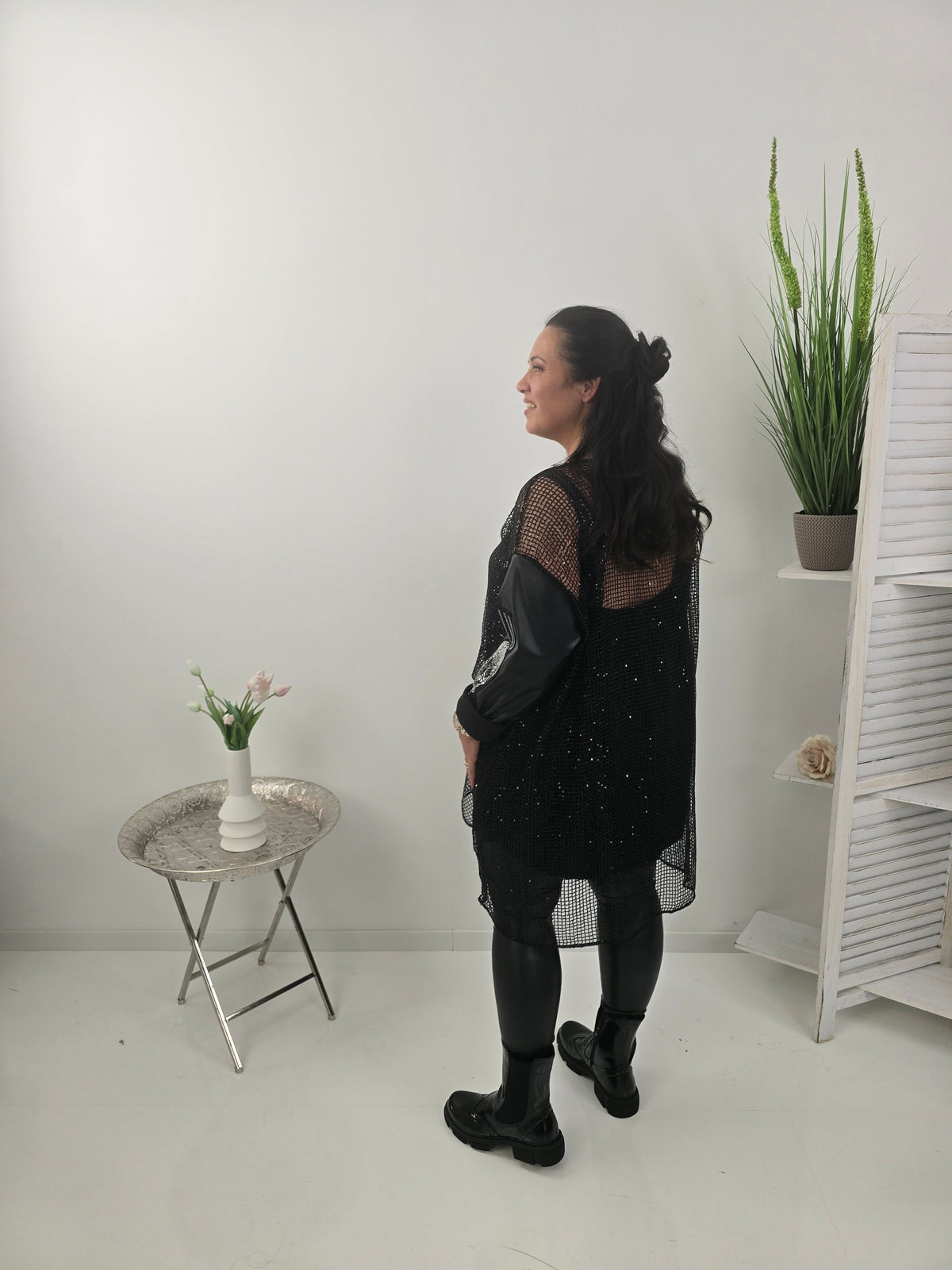 Ausgefallenes Shirt in klassischem Schwarz mit markanter Netzoptik (40-48 )