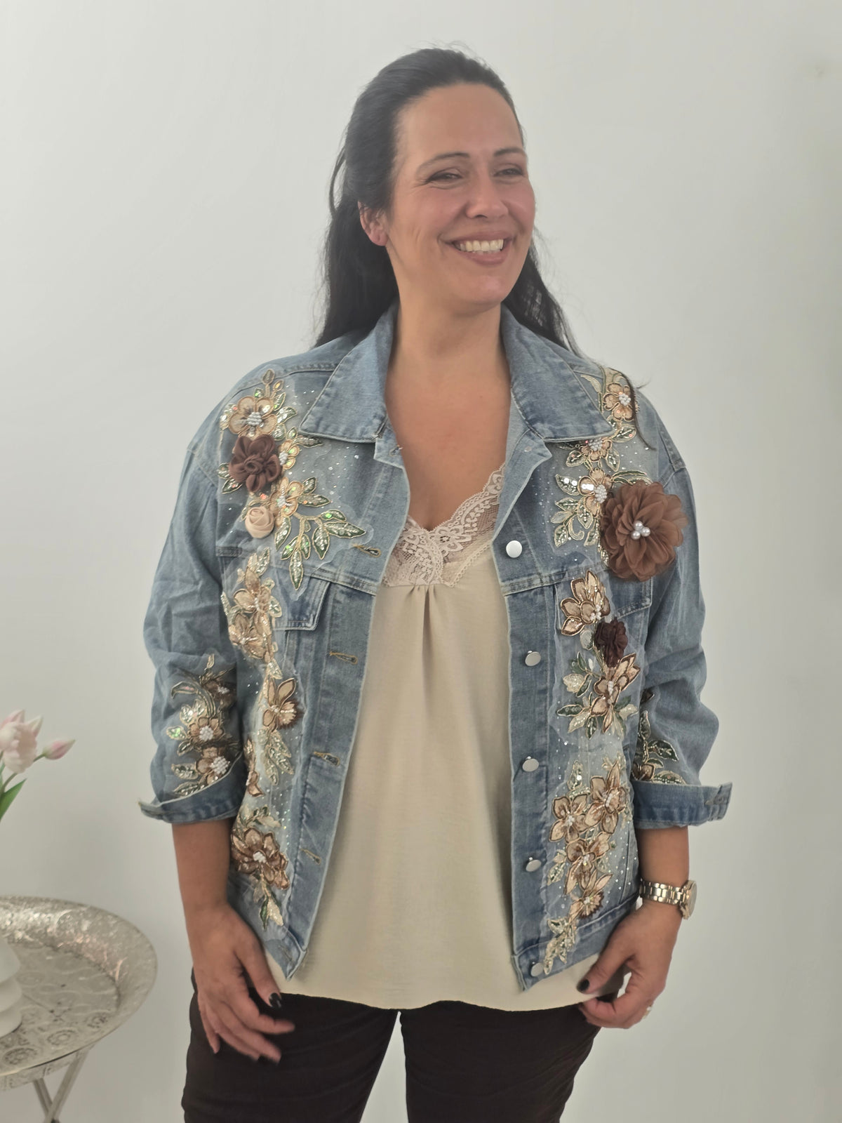 Ausgefallene Jeansjacke in Light Blue mit Braun-Beige-Akzenten (40-44)