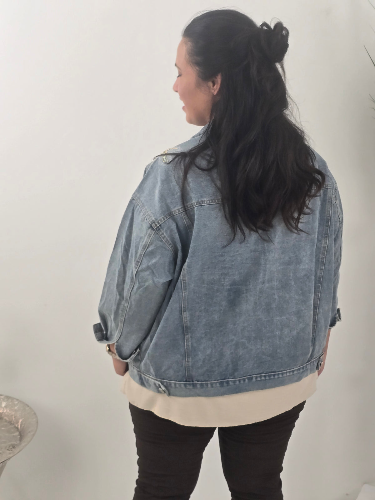 Ausgefallene Jeansjacke in Light Blue mit Braun-Beige-Akzenten (40-44)