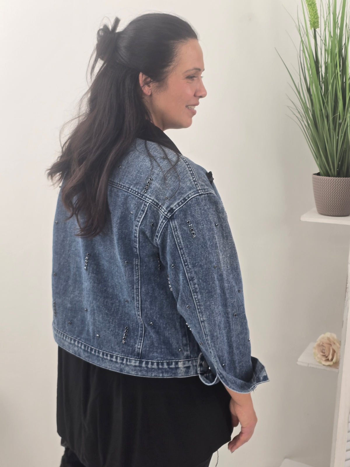 Ausgefallene Jeansjacke in Blue Denim mit eleganten schwarzen Akzenten (40-44)