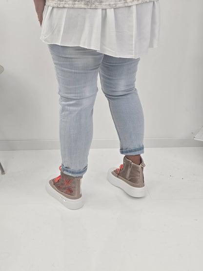 Lässige Jeans in Light Blue mit angesagter Used-Optik (M:38, L:40,XL:42/44)