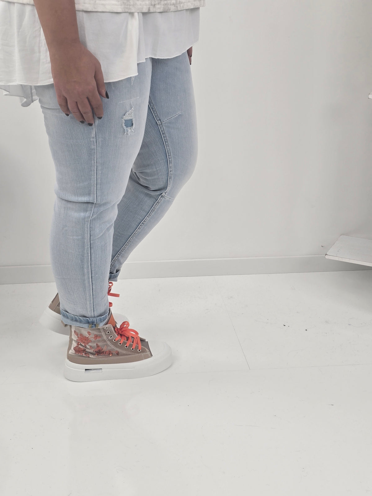 Lässige Jeans in Light Blue mit angesagter Used-Optik (M:38, L:40,XL:42/44)