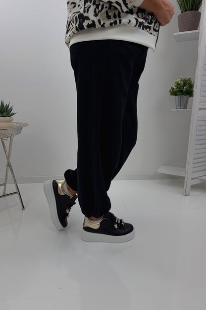 Zeitlose Hose in Schwarz (38-42/44)