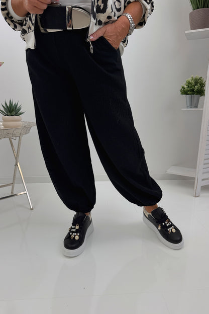 Zeitlose Hose in Schwarz (38-42/44)