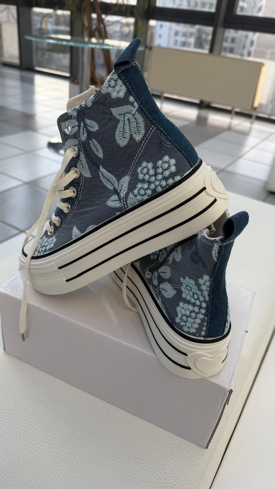 Hochschaft Sneaker in Jeansblau/Weiß (36-41)