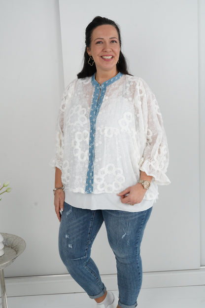 Bluse in Weiß mit Jeans  (38-44)
