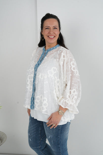 Bluse in Weiß mit Jeans  (38-44)