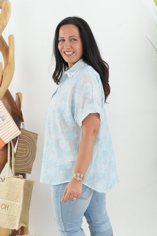 Bluse in Hellblau-Weiß (42-46)