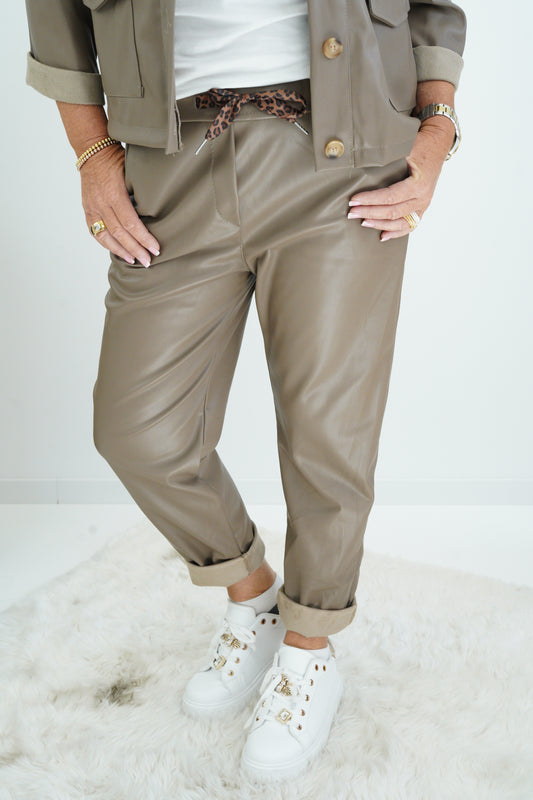 Kunstleder Joggpant in Taupe (38-42+)