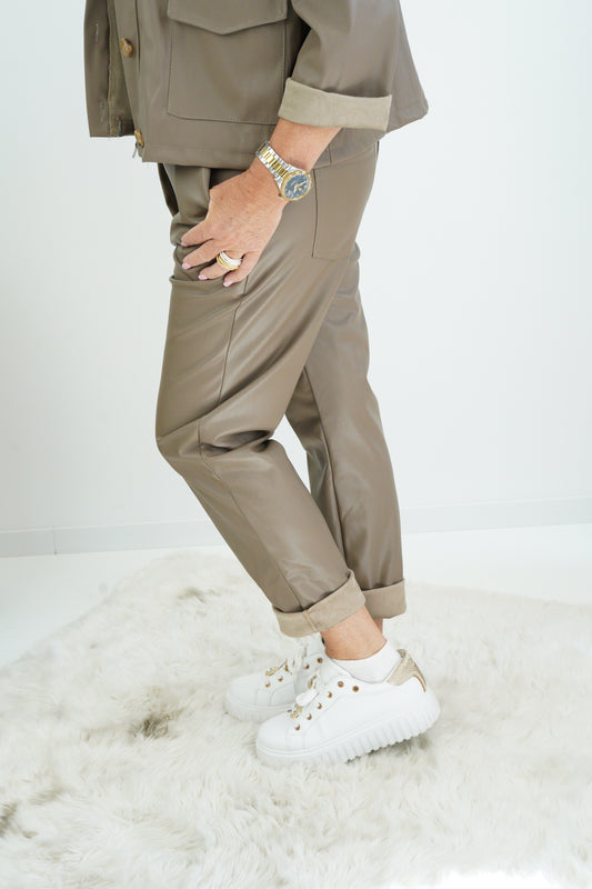 Kunstleder Joggpant in Taupe (38-42+)