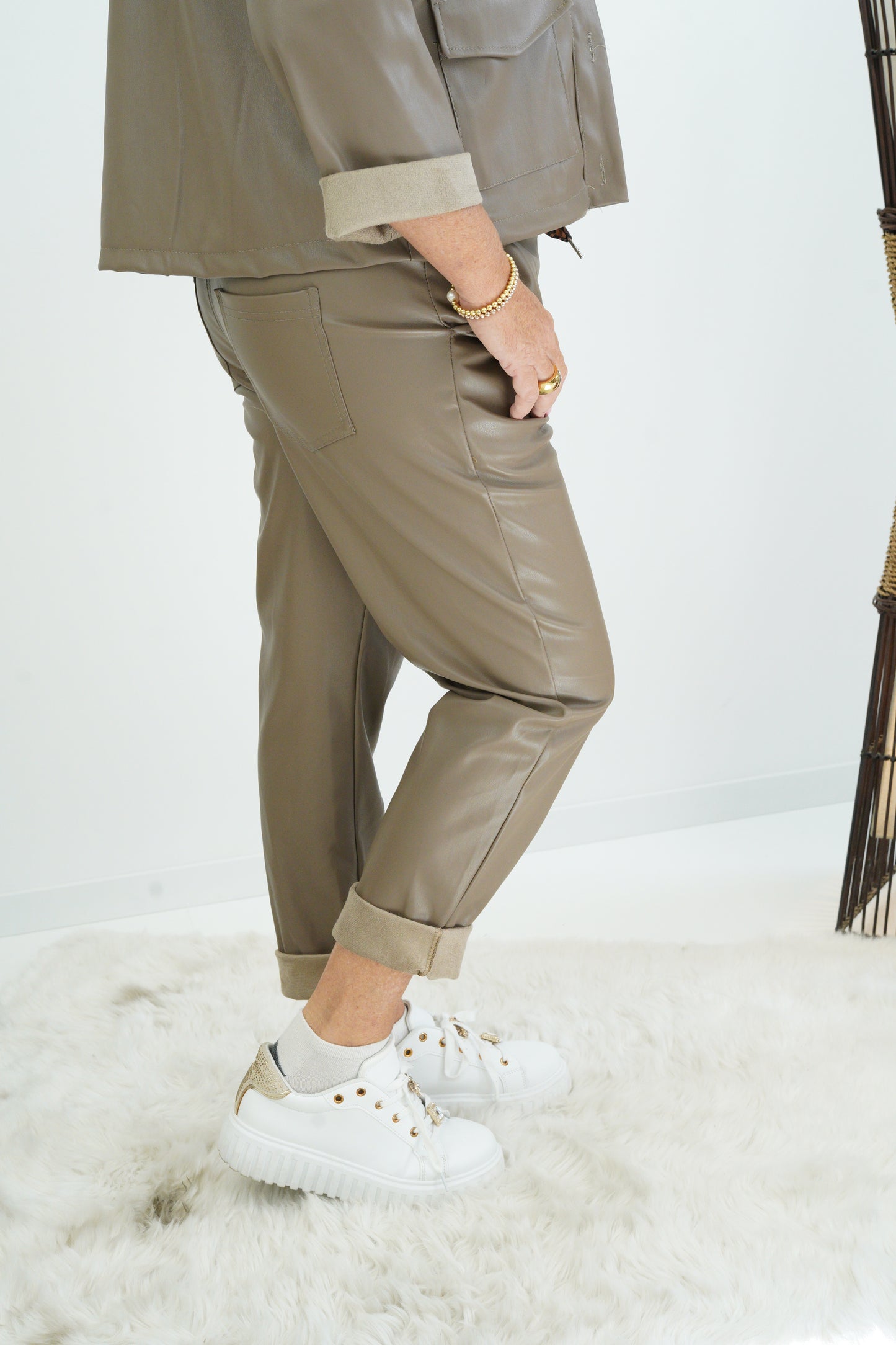 Kunstleder Joggpant in Taupe (38-42+)
