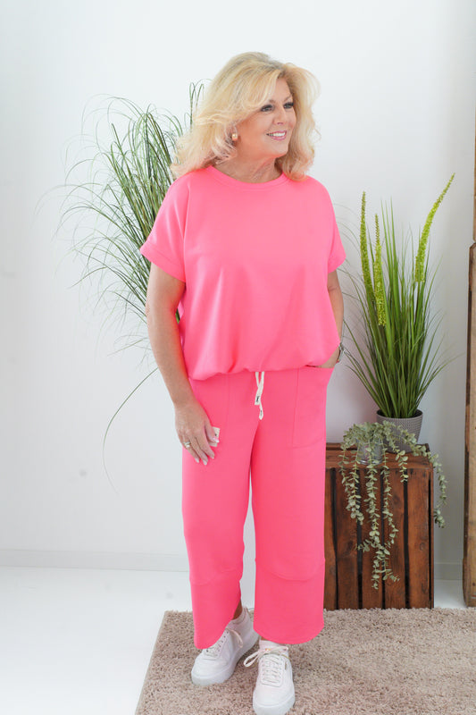 Anzug in Neonpink (38-42)Lieferzeit: 8-10 Tage