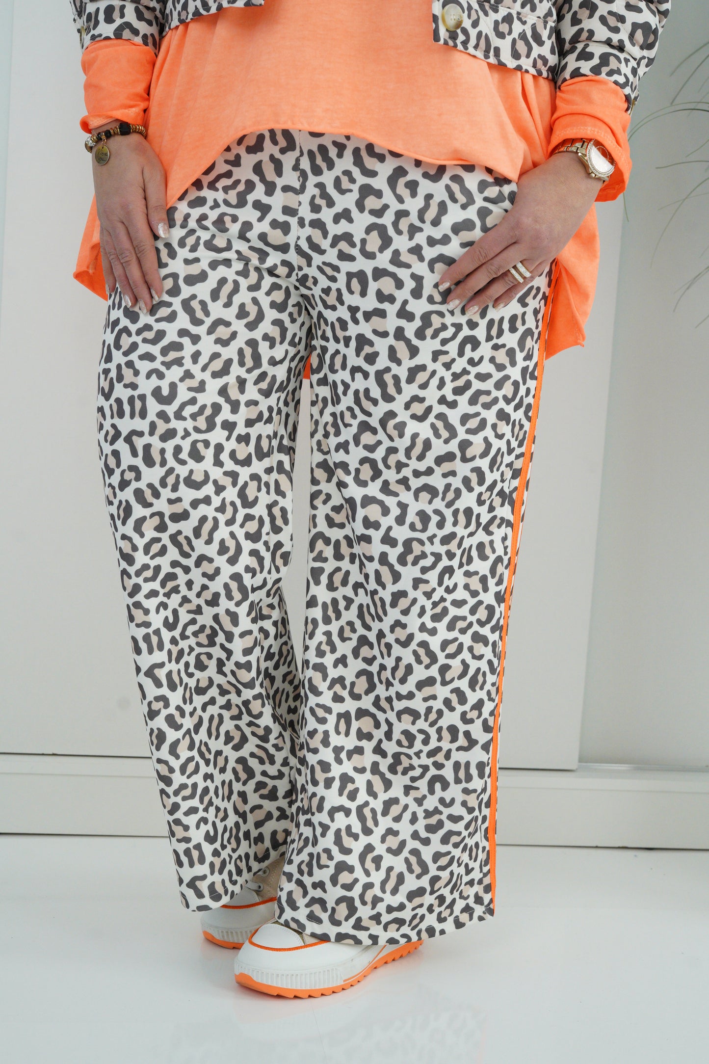 Marlene-Hose in Leo-Beige mit Orange (40-44)
