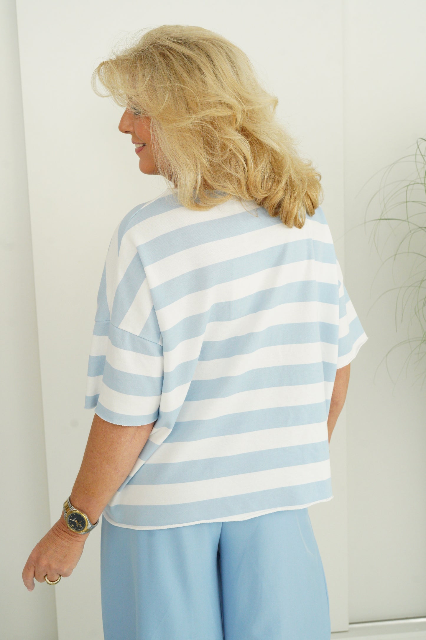 T-Shirt in Hellblau-Weiß (40-44+)