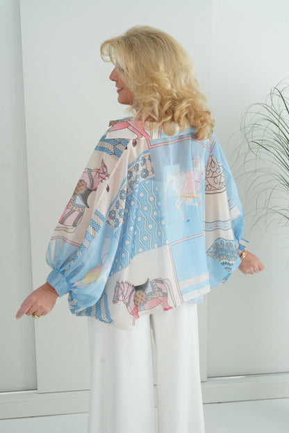 Bluse in Hellblau-Bunt (38-42+)