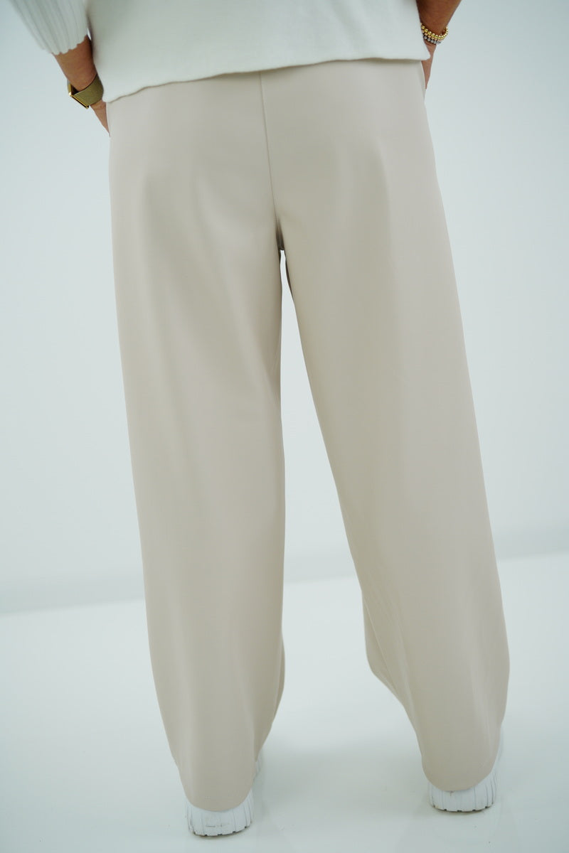 Kunstleder Marlenehose "Viola" (38-42) beige