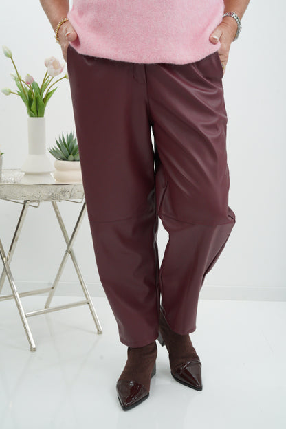 Edle Kunstlederhose in ausdrucksstarkem Bordeaux (38-42)