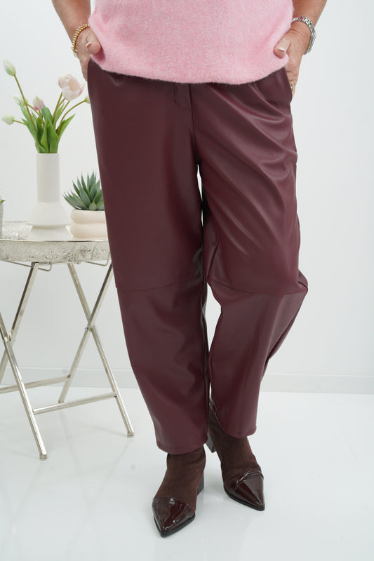 Edle Kunstlederhose in ausdrucksstarkem Bordeaux (38-42)