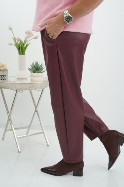 Edle Kunstlederhose in ausdrucksstarkem Bordeaux (38-42)