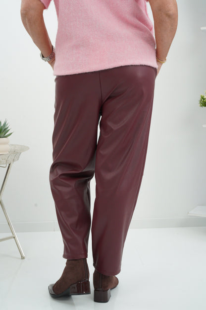 Edle Kunstlederhose in ausdrucksstarkem Bordeaux (38-42)