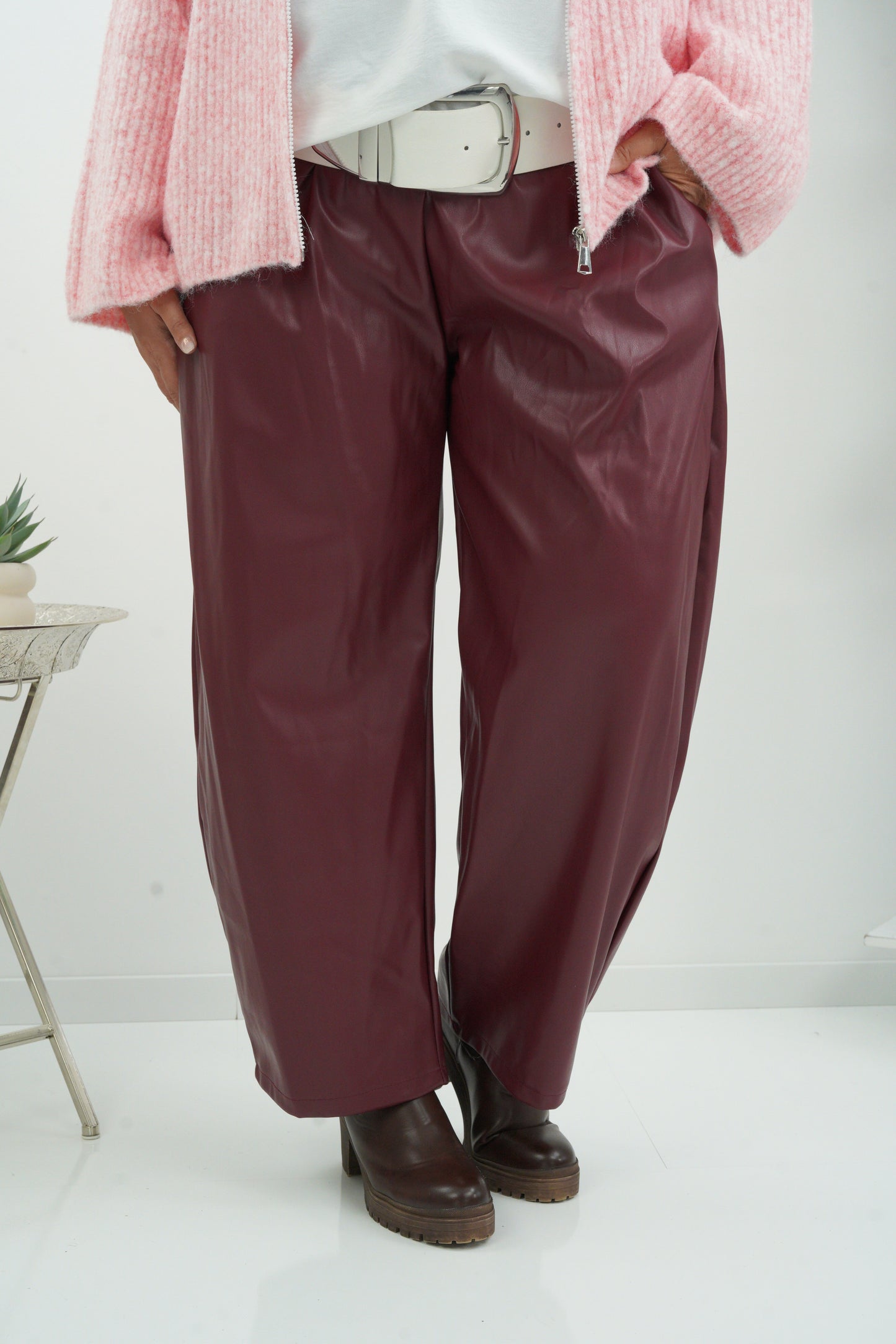 Edle Hose in Bordeaux mit Lederoptik (42-46+)