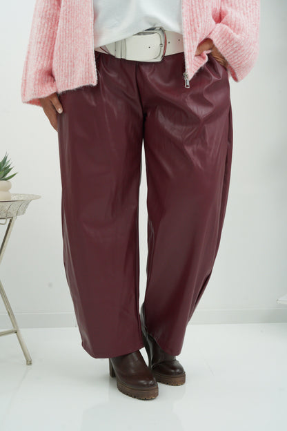 Edle Hose in Bordeaux mit Lederoptik (42-46+)