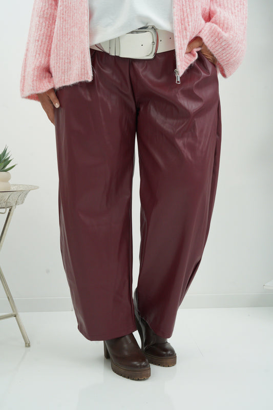 Edle Hose in Bordeaux mit Lederoptik (42-46+)