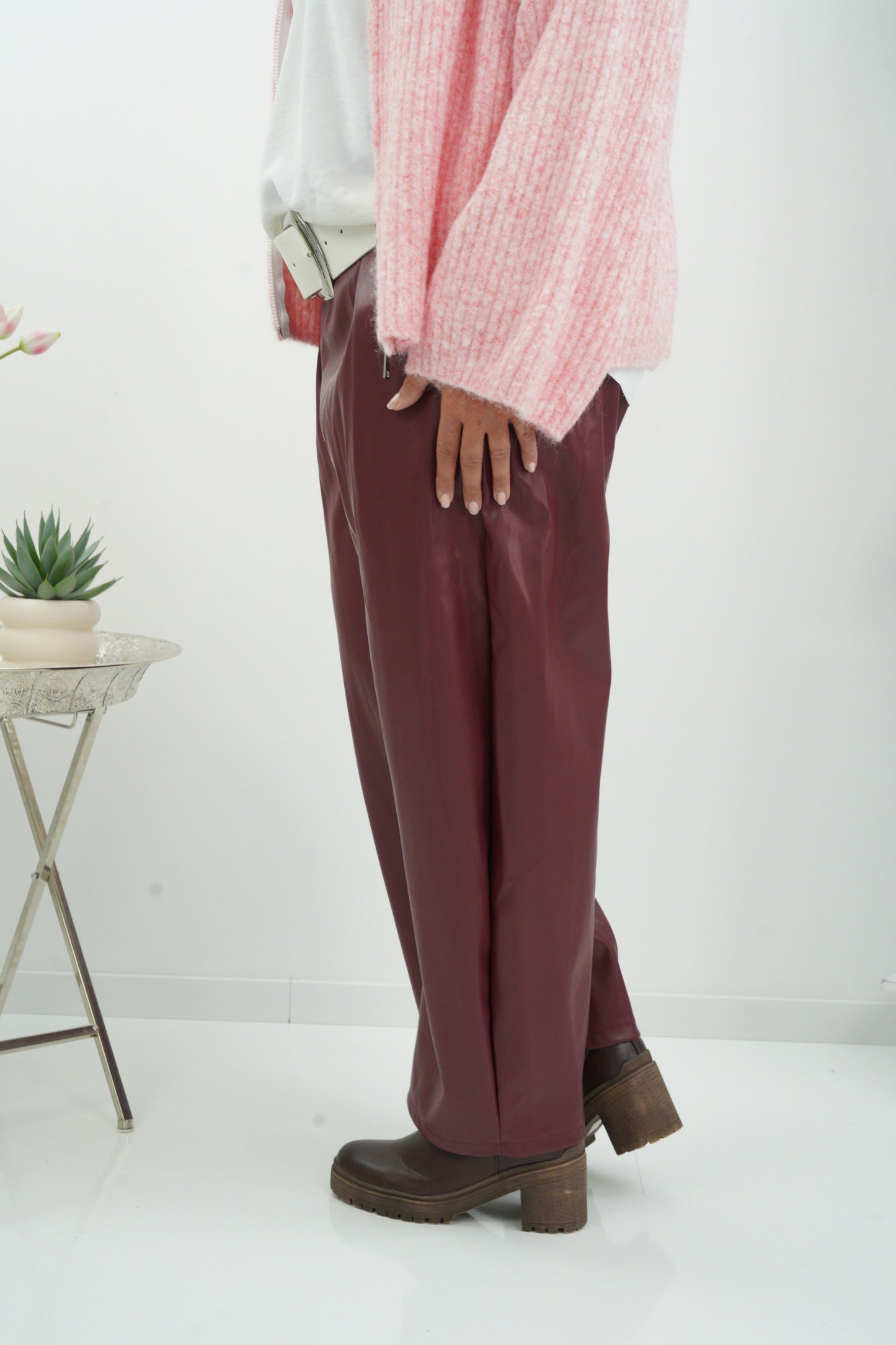 Edle Hose in Bordeaux mit Lederoptik (42-46+)