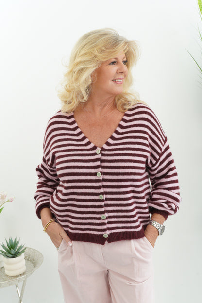 Charmante Strickjacke in der Farbkombination Bordeaux-Rosa (38-44)