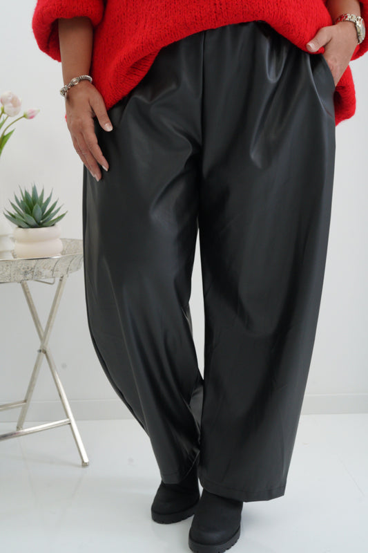 Edle Hose in Schwarz mit Lederoptik (42-46+)