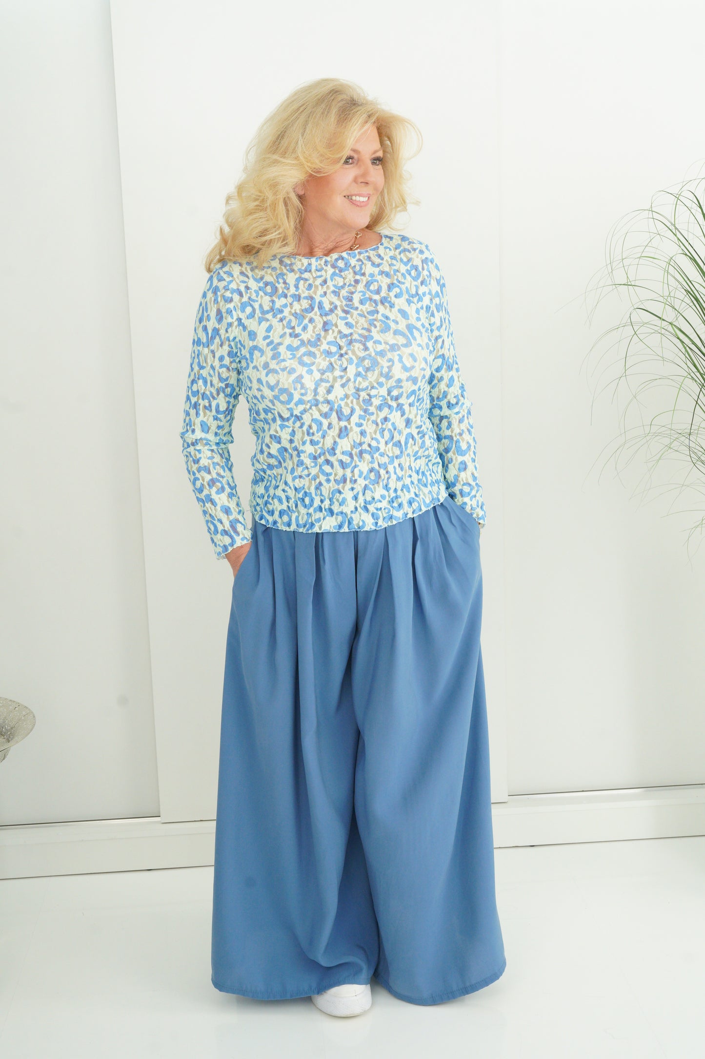 Spitzenshirt in Leo Blau-Lindgrün (38-42)