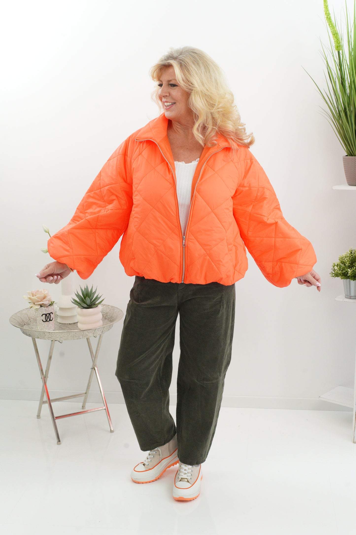 Auffällige Steppjacke in leuchtendem Neon-Orange (38-42+)