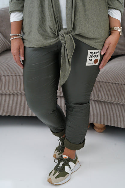 Lederimitat Joggpant in Khaki (40-44)