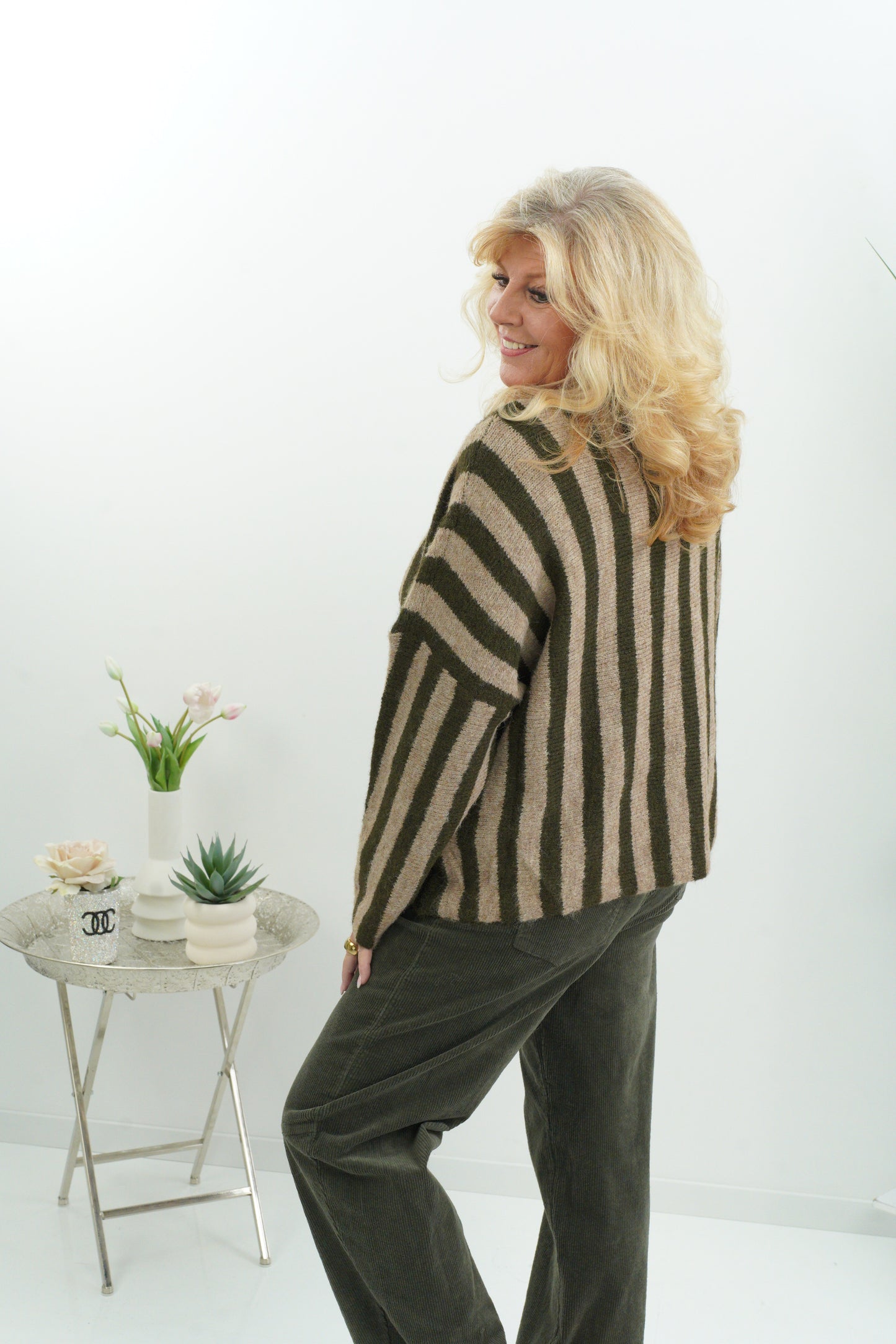 Ausgefallener Pullover in Khaki-Beige mit besonderem Print (38-44)