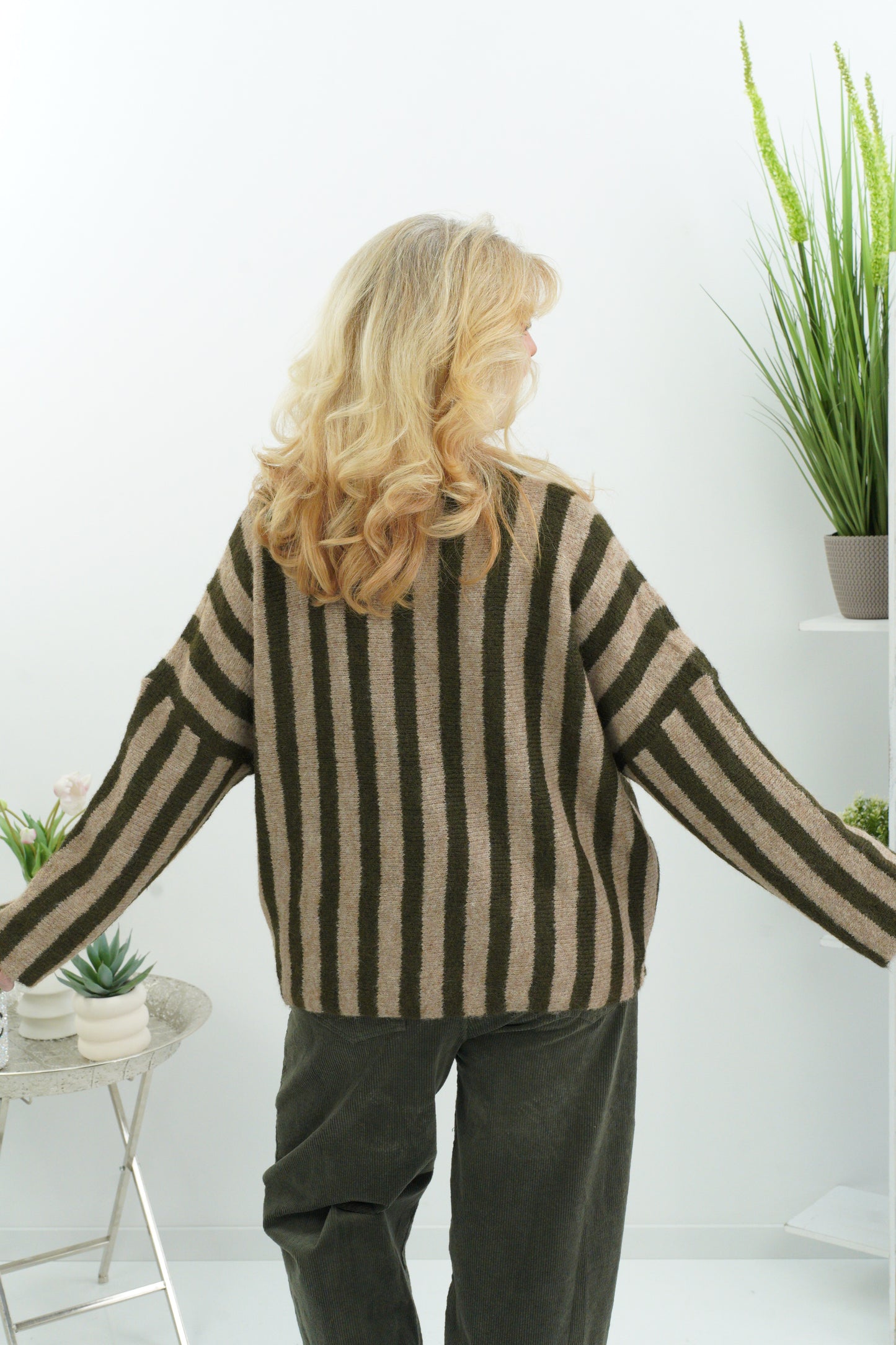 Ausgefallener Pullover in Khaki-Beige mit besonderem Print (38-44)