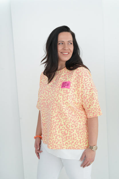 Sweatshirt in Leo-Gelb-Koralle (40-44)