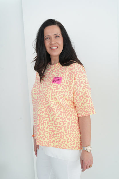 Sweatshirt in Leo-Gelb-Koralle (40-44)