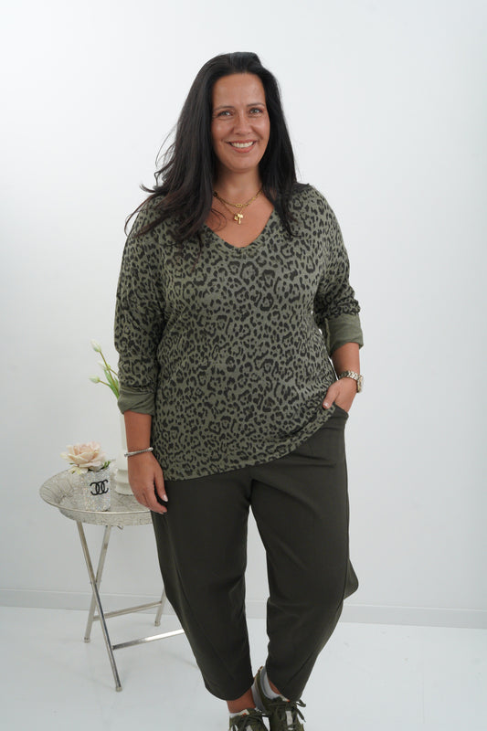 Ausgefallenes Shirt im angesagten Leo-Khaki-Design (40-44)