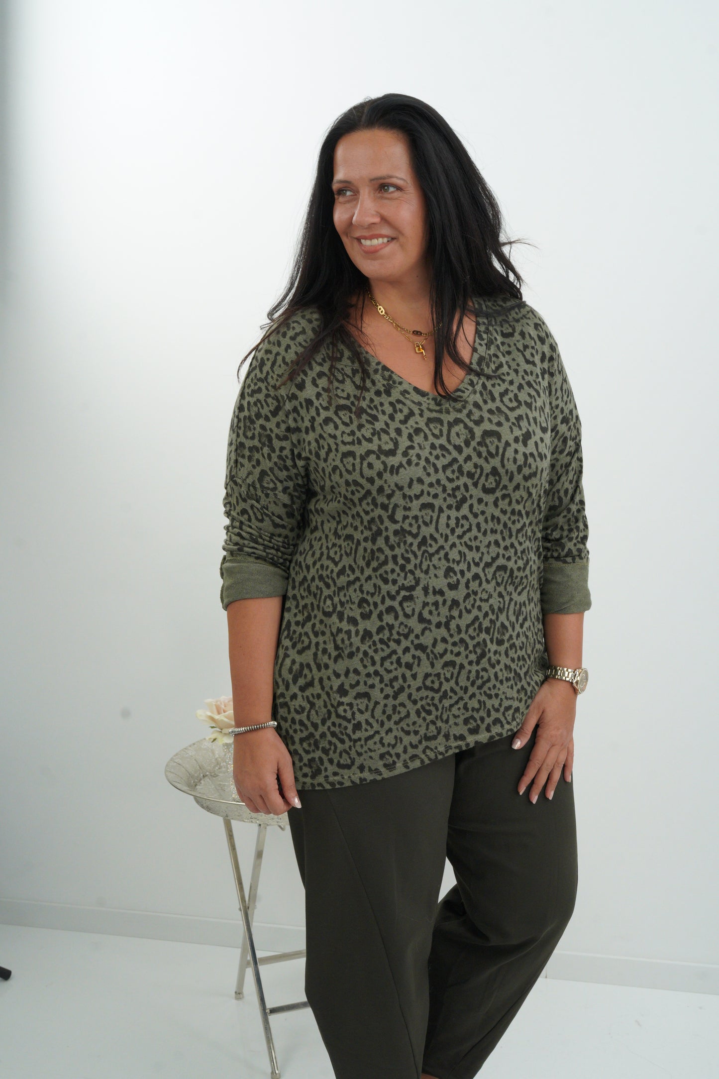 Ausgefallenes Shirt im angesagten Leo-Khaki-Design (40-44)