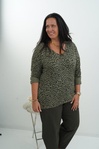 Ausgefallenes Shirt im angesagten Leo-Khaki-Design (40-44)