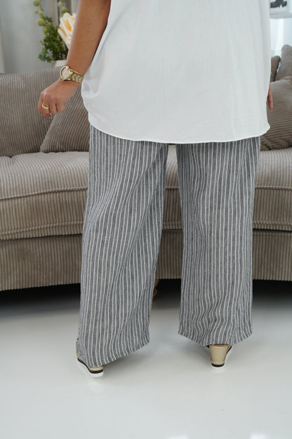 Marlenehose in grau-weiß gestreift (42-44+)
