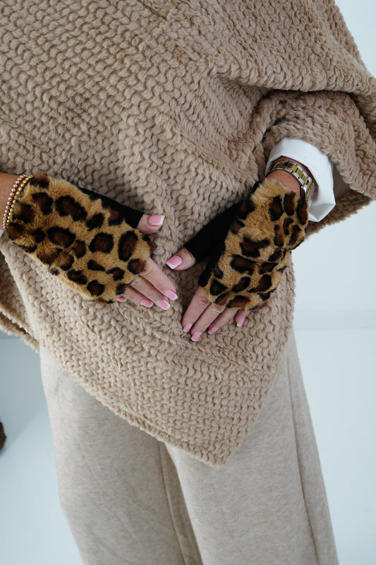 Kurze Handstulpen in Leo-Braun