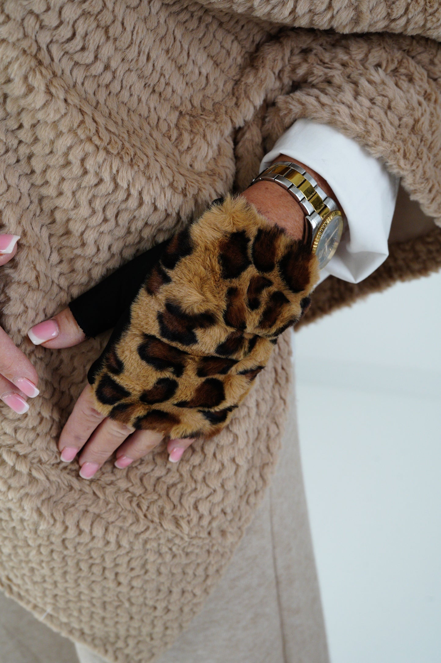 Kurze Handstulpen in Leo-Braun