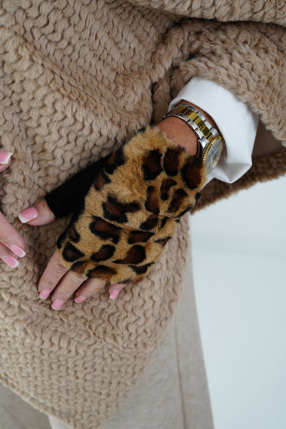 Kurze Handstulpen in Leo-Braun