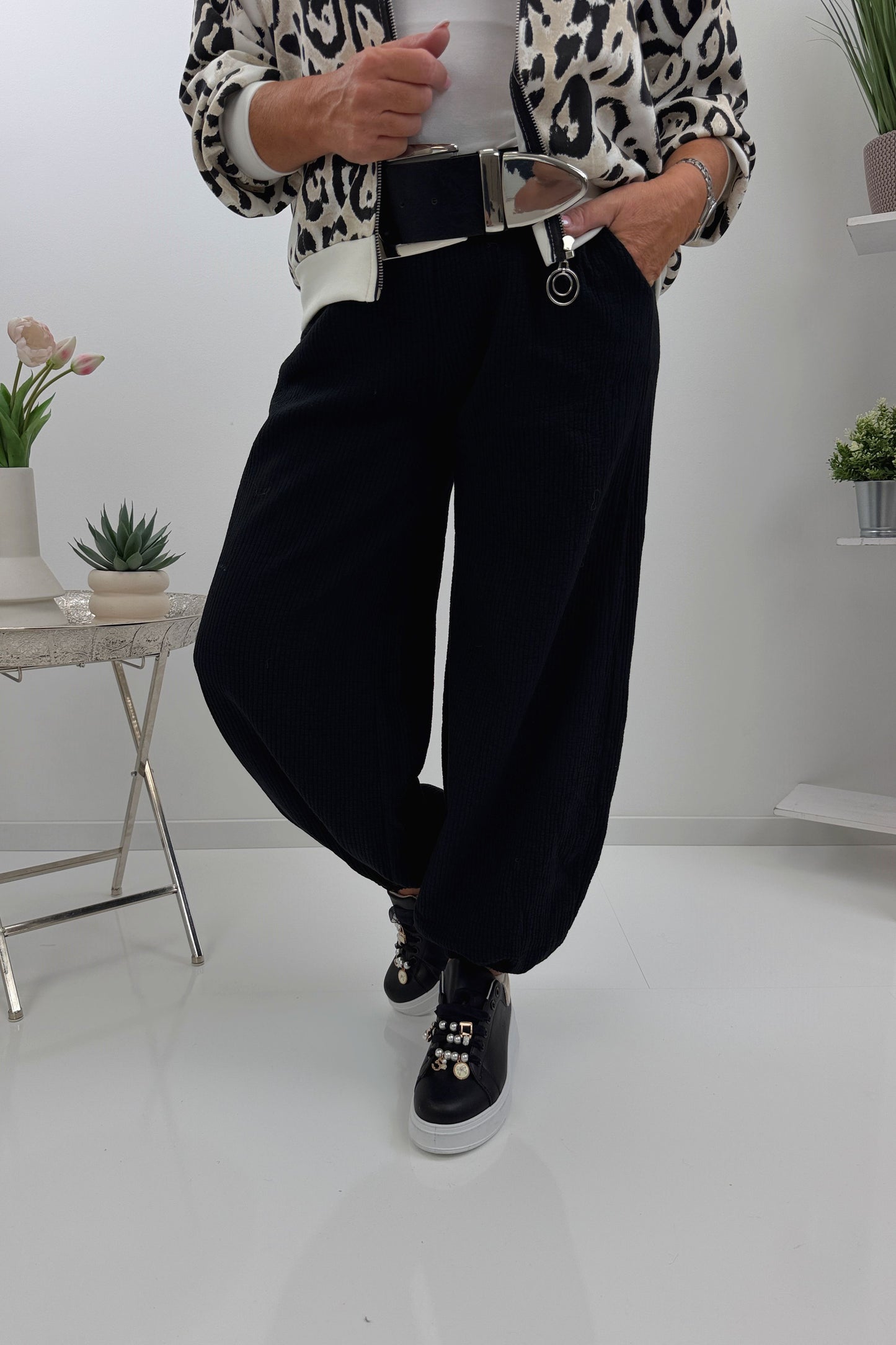 Zeitlose Hose in Schwarz (38-42/44)