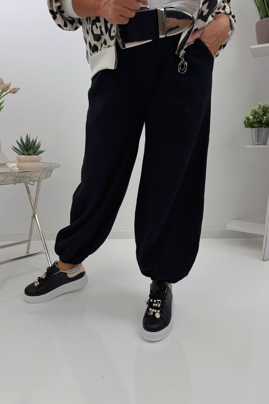 Zeitlose Hose in Schwarz (38-42/44)