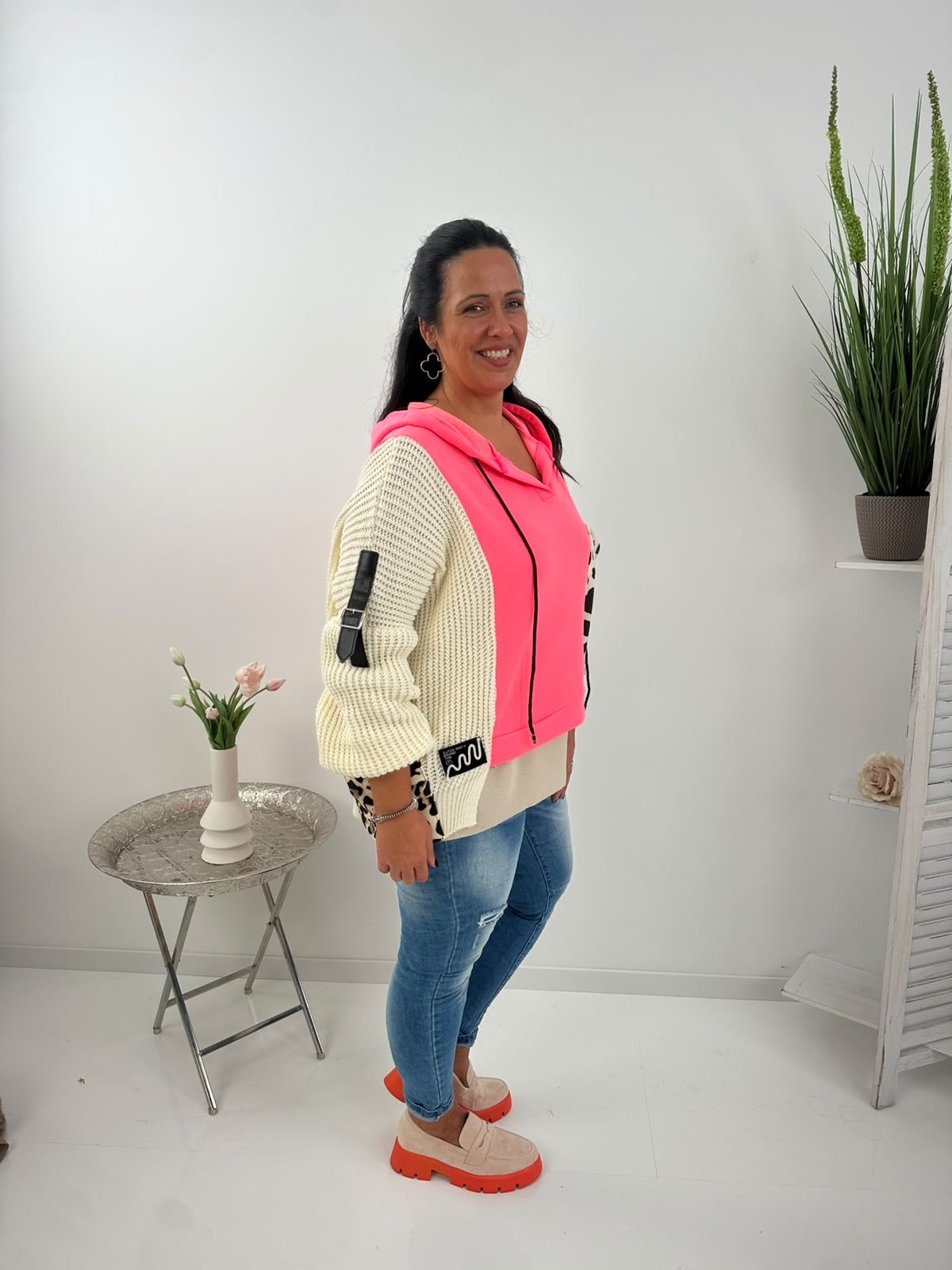 Auffälliges Oversize-Sweatshirt in Beige mit leuchtenden Neon-Pink-Akzenten (38-44)