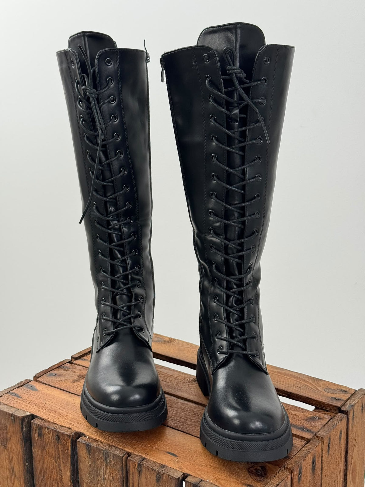 Moderner hoher Schnürstiefel in klassischem Schwarz (36,37,38,39,40,41)