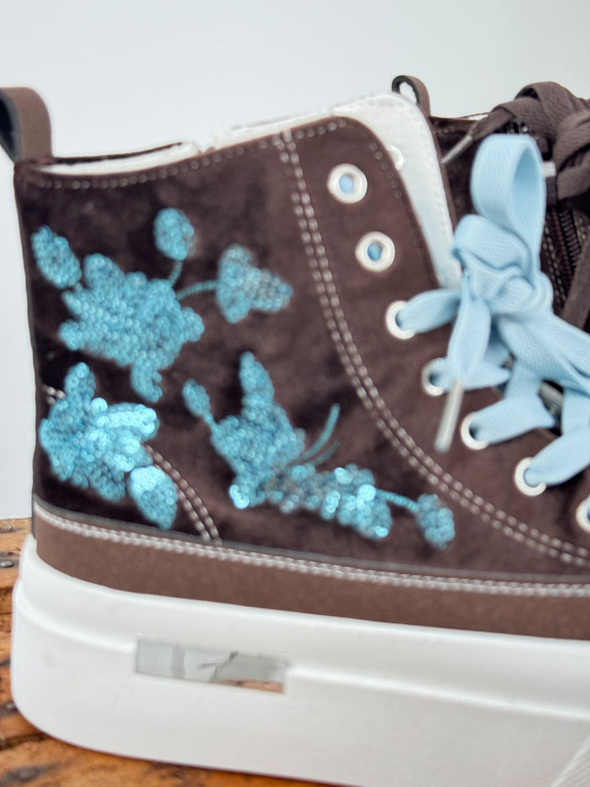 Moderner Sneaker in Braun-Hellblau mit besonderem Materialmix (36,37,38,39,40,41)